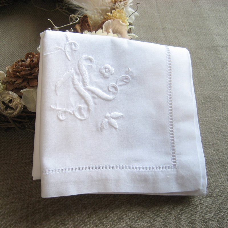 Hand embroidery initials handkerchief K - 手帕/方巾 - 棉．麻 