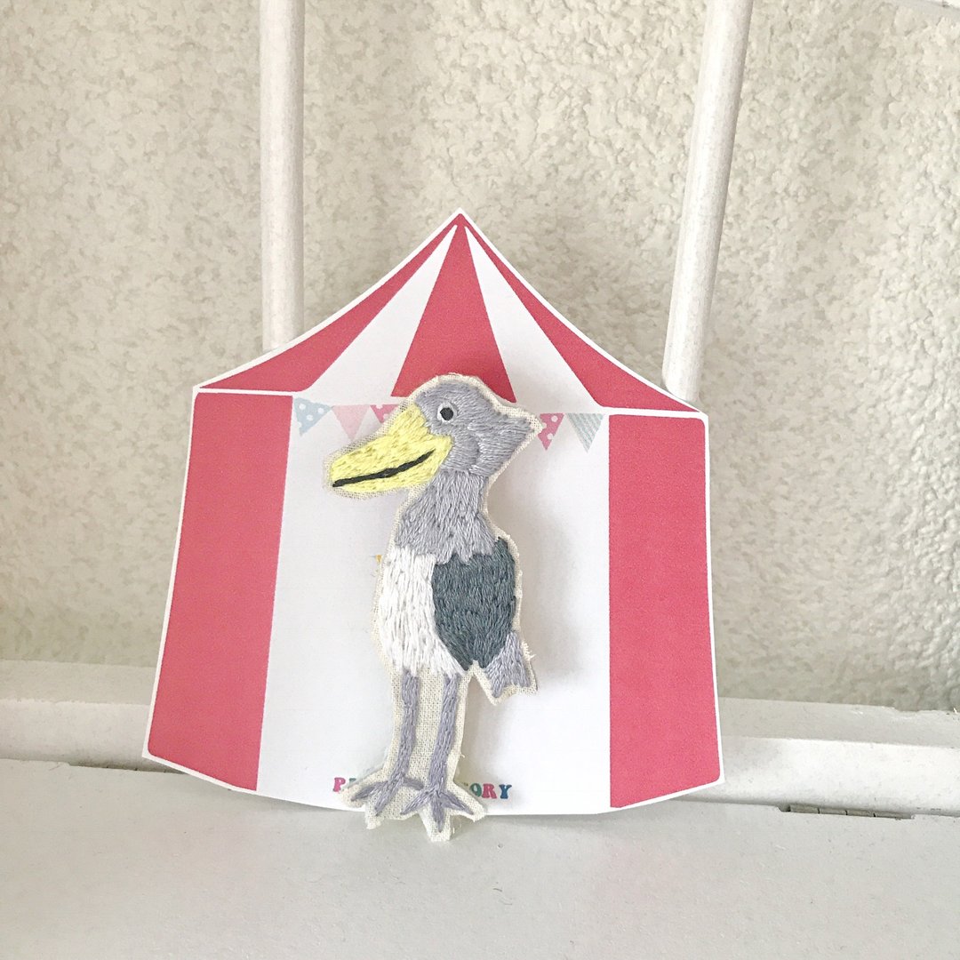 Embroidery brooch shoebill - 胸针 - 绣线 银色