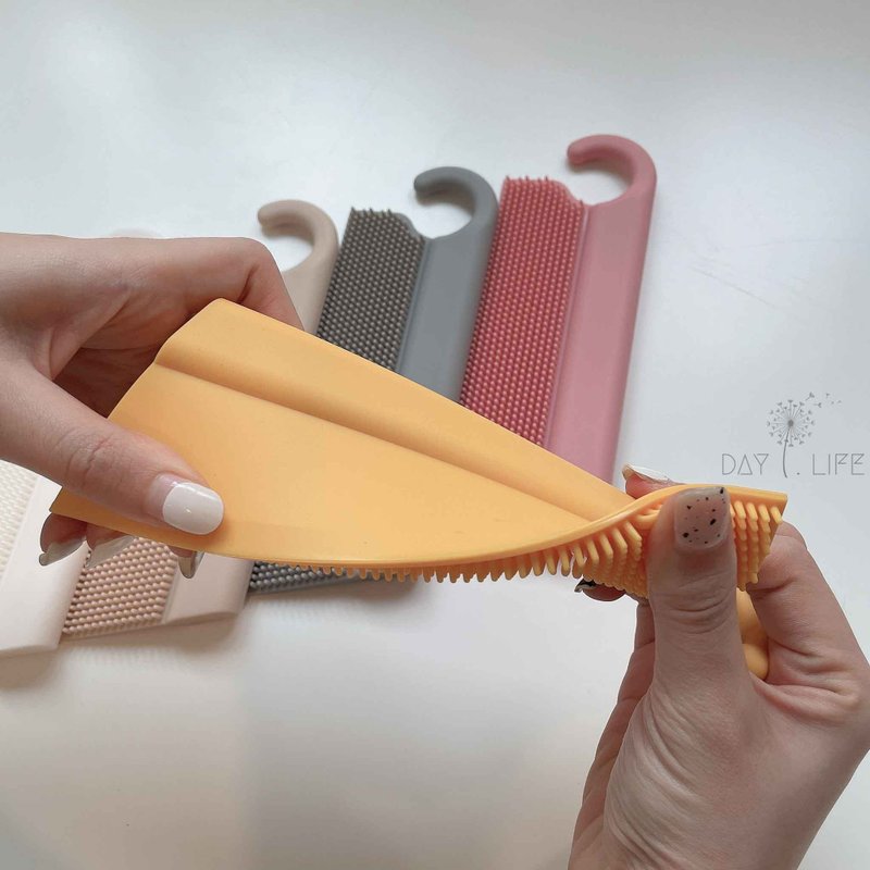 理理空间 l i i l _韩国SCHIGI专利可勾挂双面硅胶2in1万用刮板 - 卫浴用品 - 塑料 卡其色