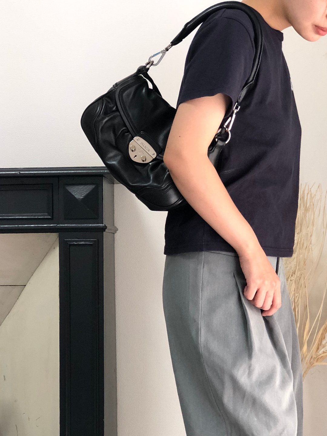 【 日本直送 名牌古着包 】PRADA 普拉达 手提包 黑色 品牌扣饰 皮革 流苏 vintage 古着 old 5dmfc4 - 手提包/手提袋 - 真皮 黑色