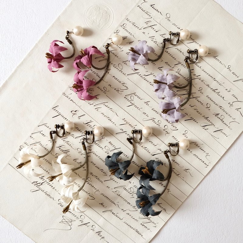 日本职人手作布花百合耳环 针式/夹式可选 - 耳环/耳夹 - 棉．麻 白色