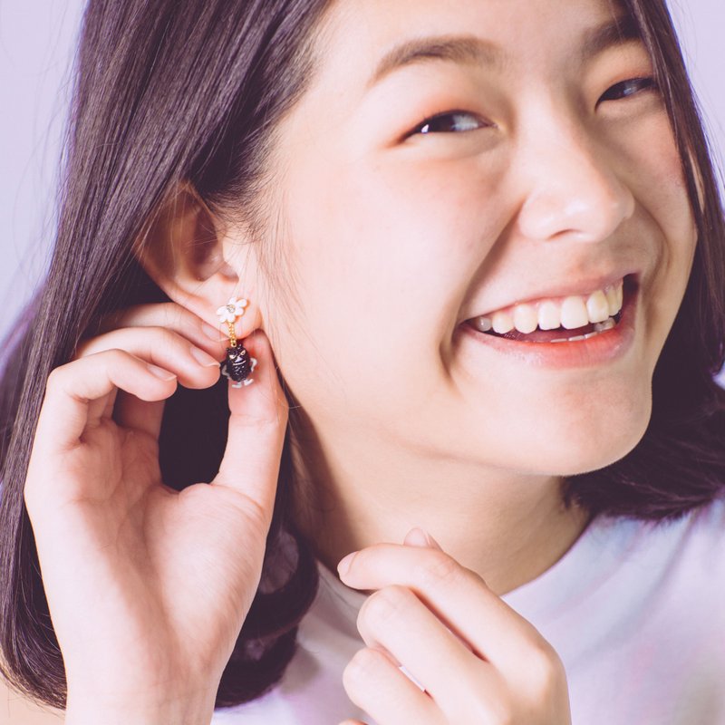 Hanging Earring - Stinky Characters - 耳环/耳夹 - 其他金属 黑色