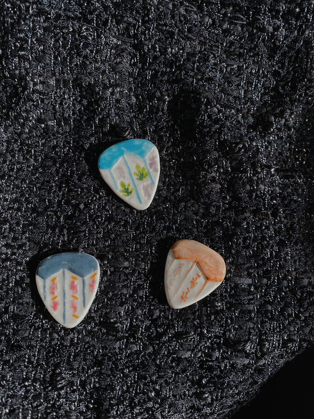 手捏陶瓷结他拨片胸针 别针 香港土瓜湾 怀旧地砖Guitar Pick Pin - 胸针 - 瓷 多色