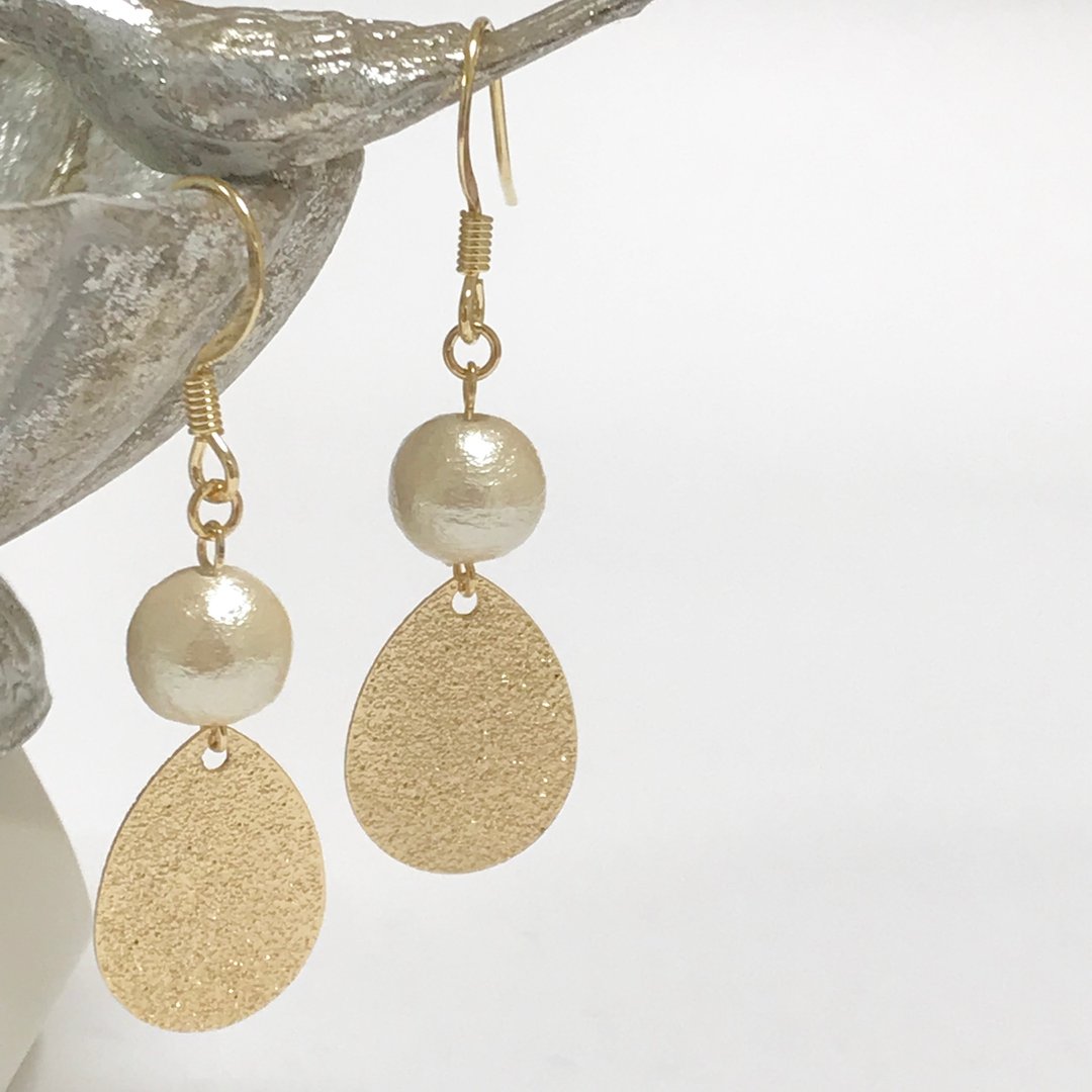 Cotton pearl gold earring - 耳环/耳夹 - 棉．麻 金色