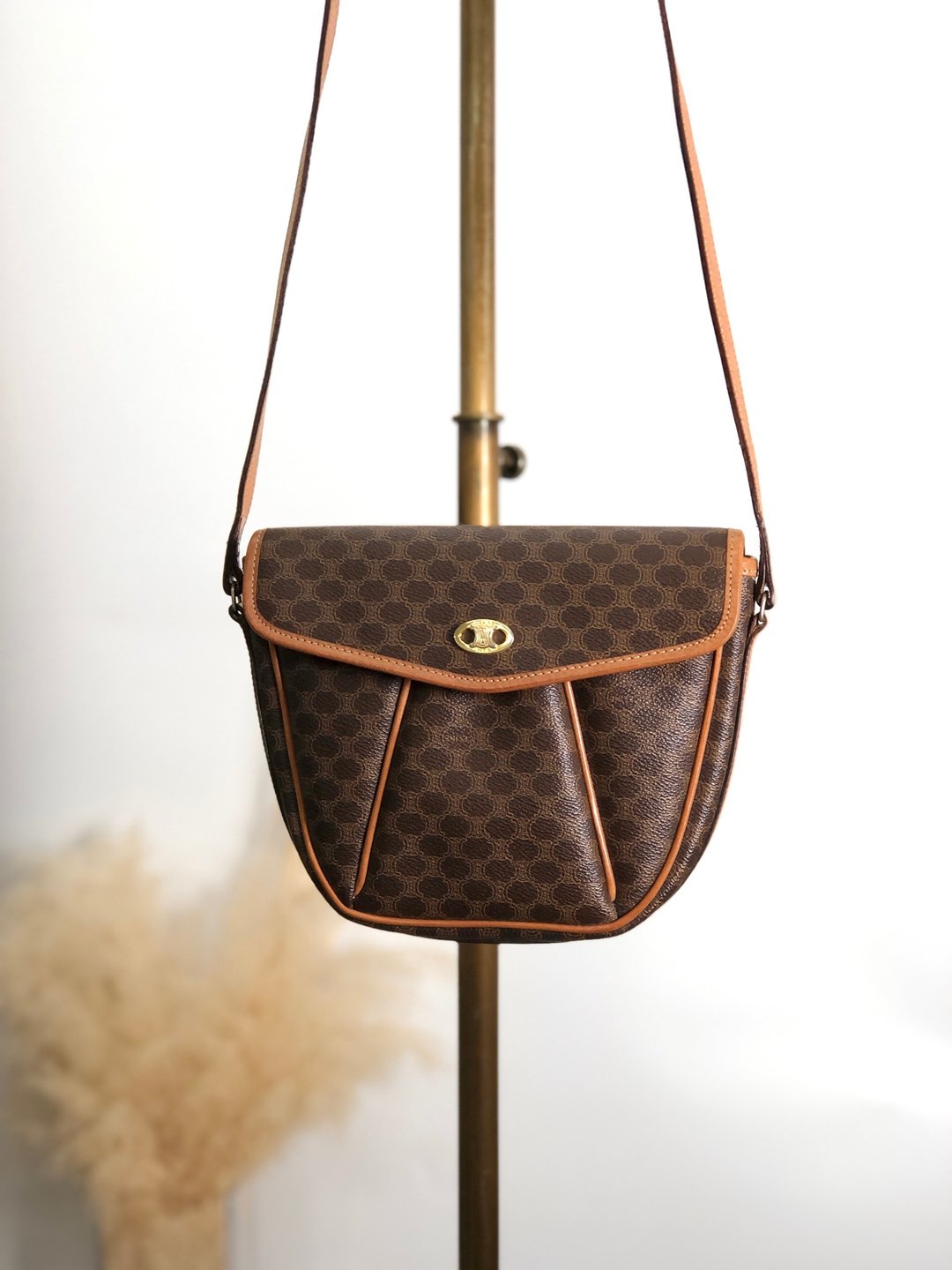 【VintageShop solo 日本直送中古包专卖店】CELINE 侧肩包 焦糖色 凯旋门 PVC 复古 48xpj8 - 侧背包/斜挎包 - 防水材质 咖啡色