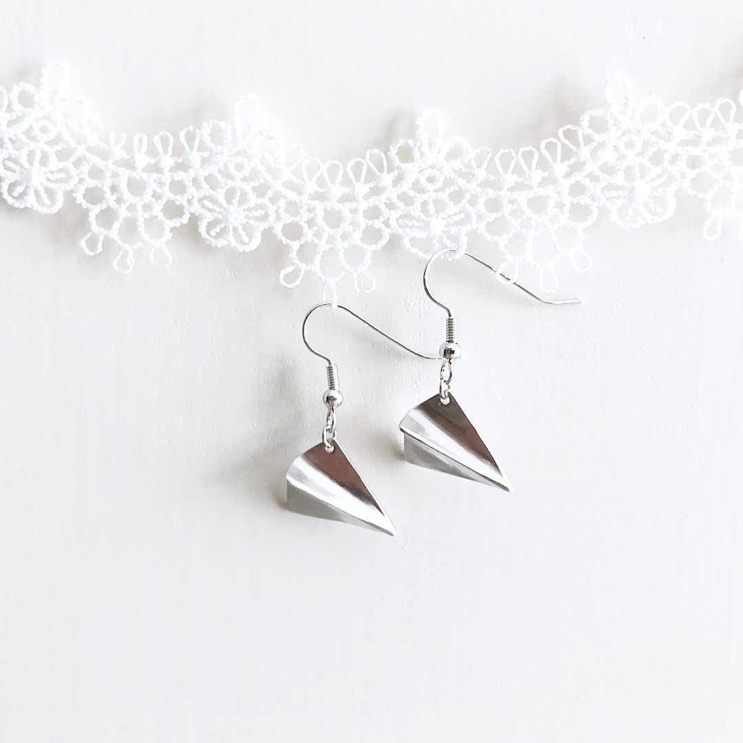 银飞机。纸飞机 垂坠耳环 Sliver。Paper Airplane Earrings - 耳环/耳夹 - 其他金属 银色