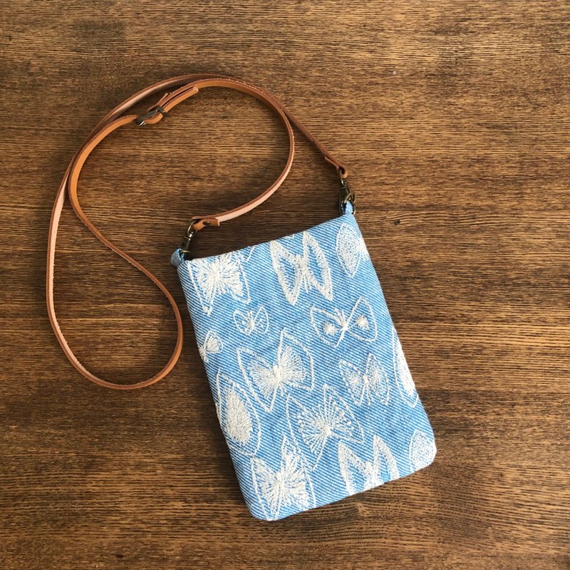 手机斜背包 minä perhonen sky flower 手工制作 - 化妆包/杂物包 - 棉．麻 蓝色