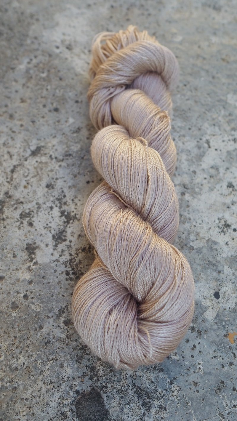 手染蕾丝线。粉肤 (55 BFL/45 Silk) - 编织/刺绣/羊毛毡/裁缝 - 丝．绢 卡其色