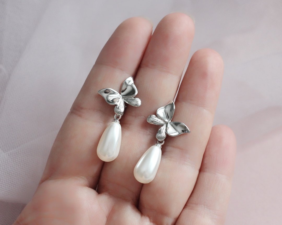 Silver butterfly earrings dangle / Wedding earrings pearl / Fly insect earrings - 耳环/耳夹 - 玻璃 银色
