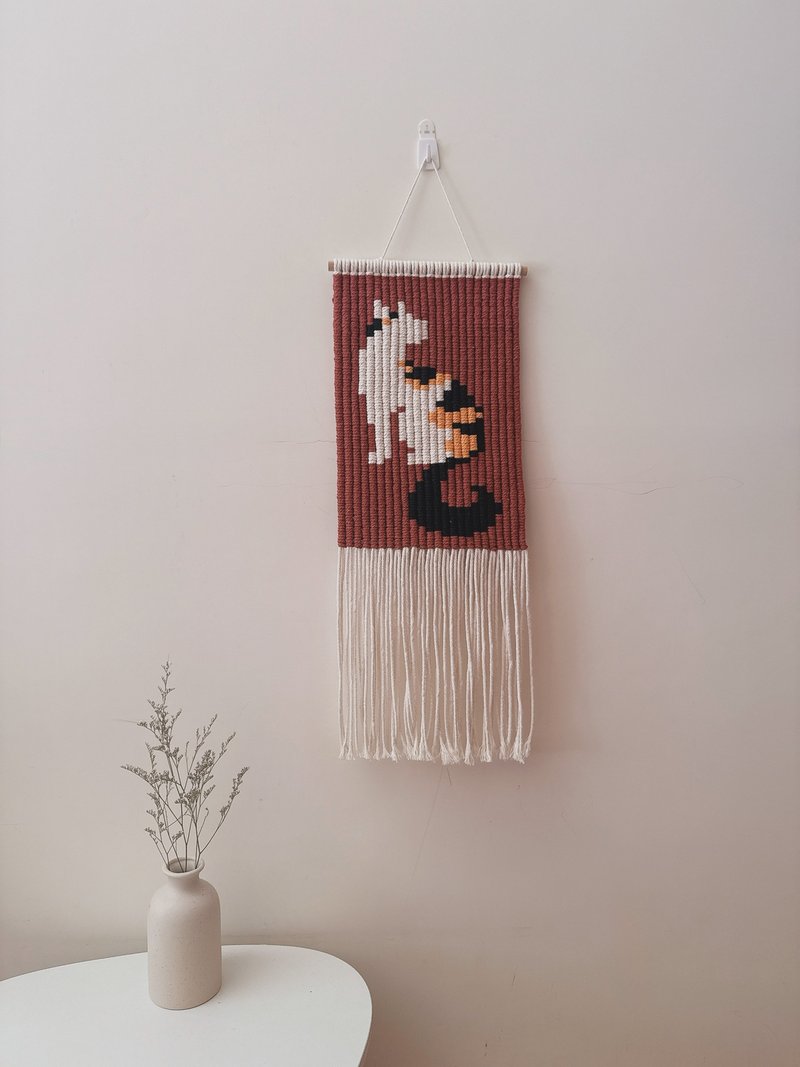 Tannpopo 手作编织 北欧风编织挂毯 日暮三色猫 - 摆饰 - 棉．麻 红色