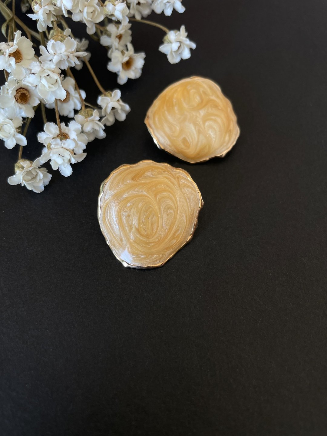 古董古金色奶油黄珐琅不规则圆形夹式耳环  C456 - 耳环/耳夹 - 其他金属 金色