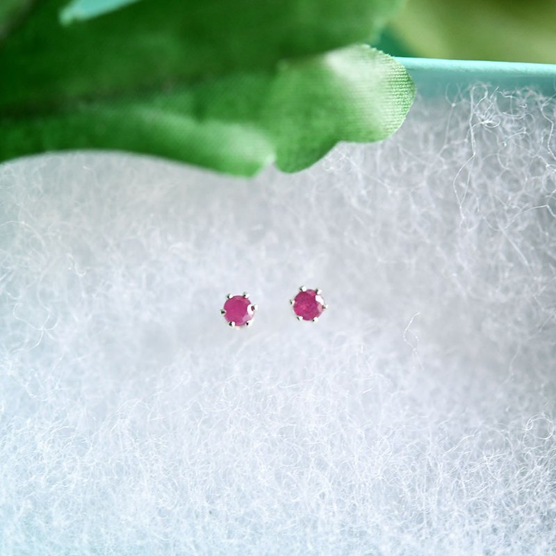 Ruby Stud Earrings Stone Victory and Passion, July Birthstone - 耳环/耳夹 - 宝石 黑色