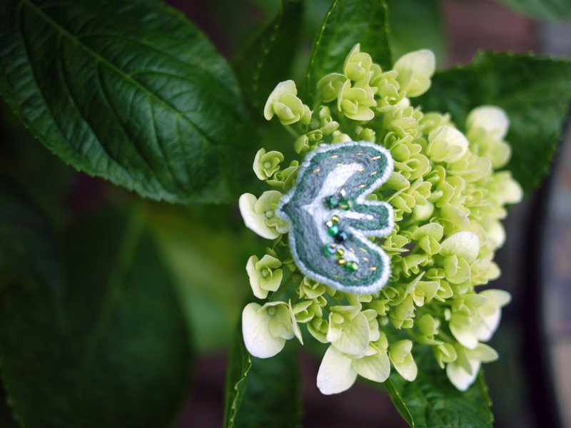 【艾莉缇飞鸟】手工刺绣 胸针 - 胸针 - 绣线 绿色