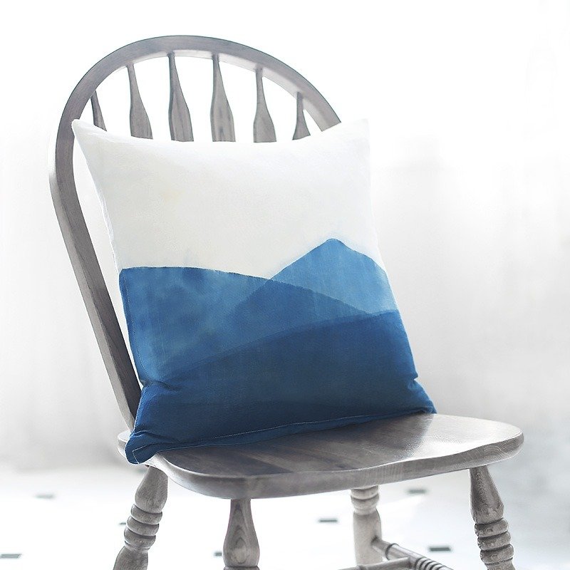 青山 单面图案草木染蓝染中式日式手工复古苎麻抱枕靠垫 圣诞礼物 - 枕头/抱枕 - 棉．麻 蓝色