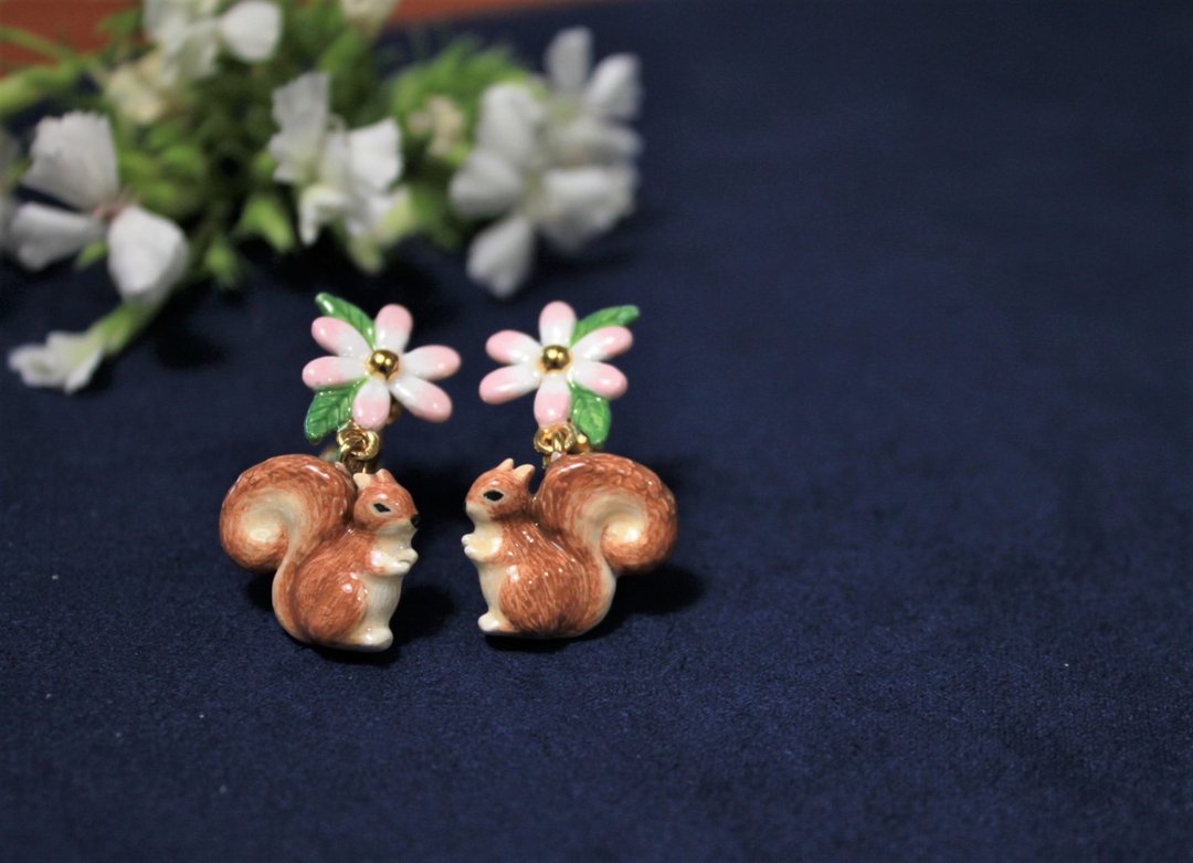 松鼠精灵花耳环~ Squirrel flower earrings~耳针/耳夹 - 耳环/耳夹 - 珐琅 