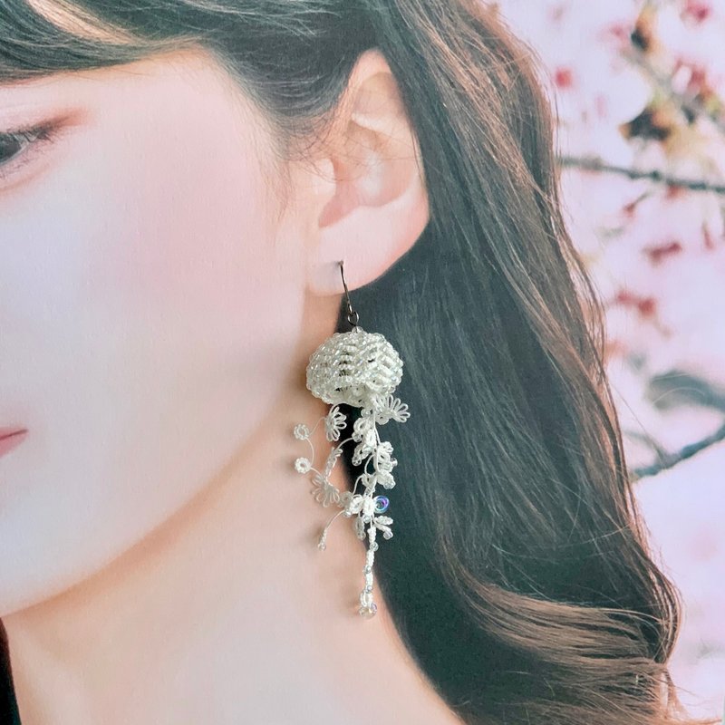 梭子编织立体水母耳环 礼物 防过敏 白色 粉紫色 - 耳环/耳夹 - 棉．麻 多色