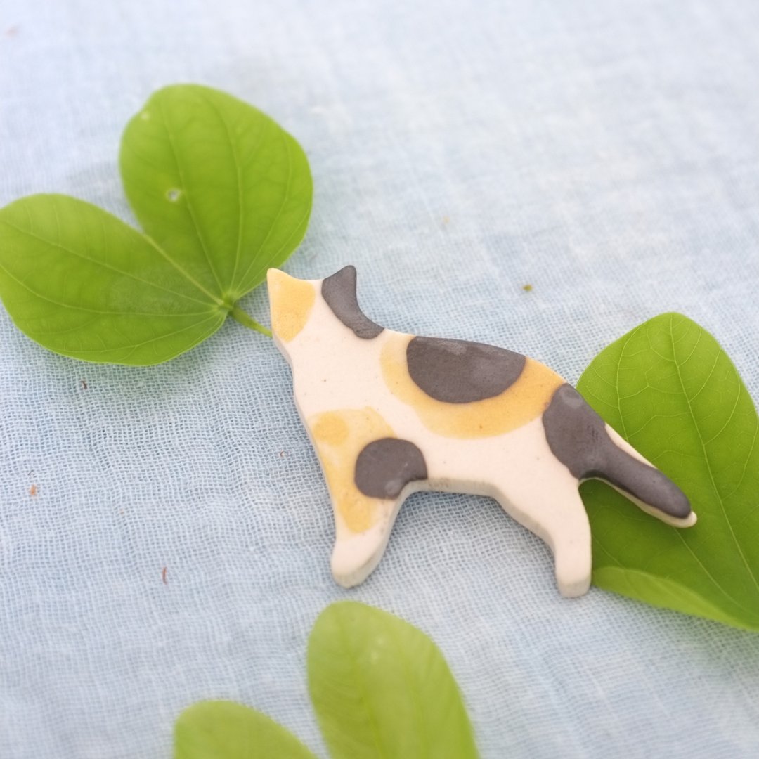 lucky cat / ceramic brooch / handmade - 胸针 - 陶 黄色