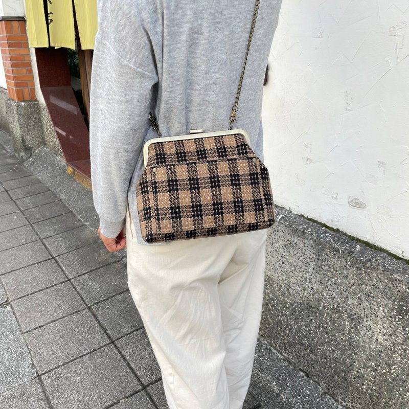 黑咖格子 口金包/ 斜背包/ 侧背包/ 随身包 - 侧背包/斜挎包 - 棉．麻 咖啡色