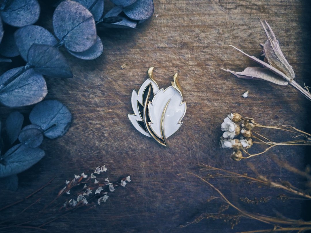 Trifari 镂空白珐琅双叶胸针－ 美国古董首饰 Vintage Jewelry - 胸针 - 珐琅 