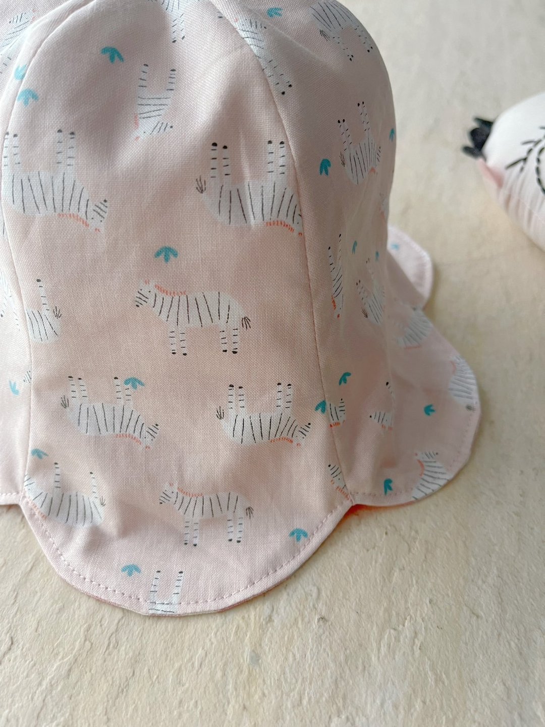 小斑马跑跳碰。手工纯棉遮阳花瓣帽/宝宝/幼童用 - 婴儿帽/发带 - 棉 粉红色