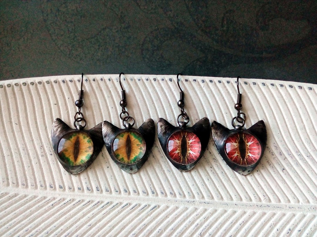Stained glass BLACK CAT earrings. tin soldered earrings. 爱猫的人 eyes cat earrings - 耳环/耳夹 - 玻璃 