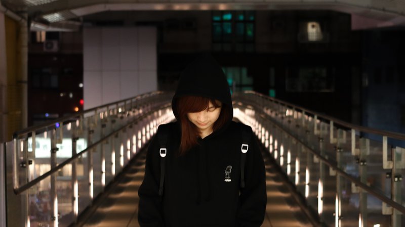 彩虹跳绳 黑色帽Tee / 前侧有口袋 - 中性连帽卫衣/T 恤 - 棉．麻 灰色