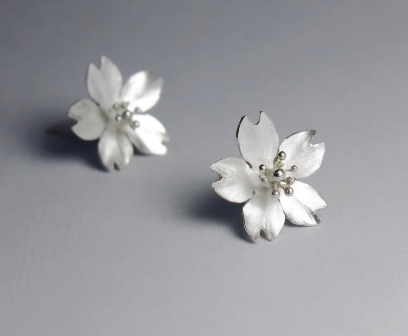 樱花系列│迷你樱花纯银耳环(单瓣)| SAKURA| Silver·Handmade - 耳环/耳夹 - 纯银 银色