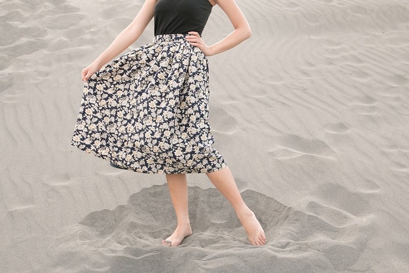 Giraffe 长颈鹿人_深蓝白花古着半身裙 - 裙子 - 其他人造纤维 蓝色