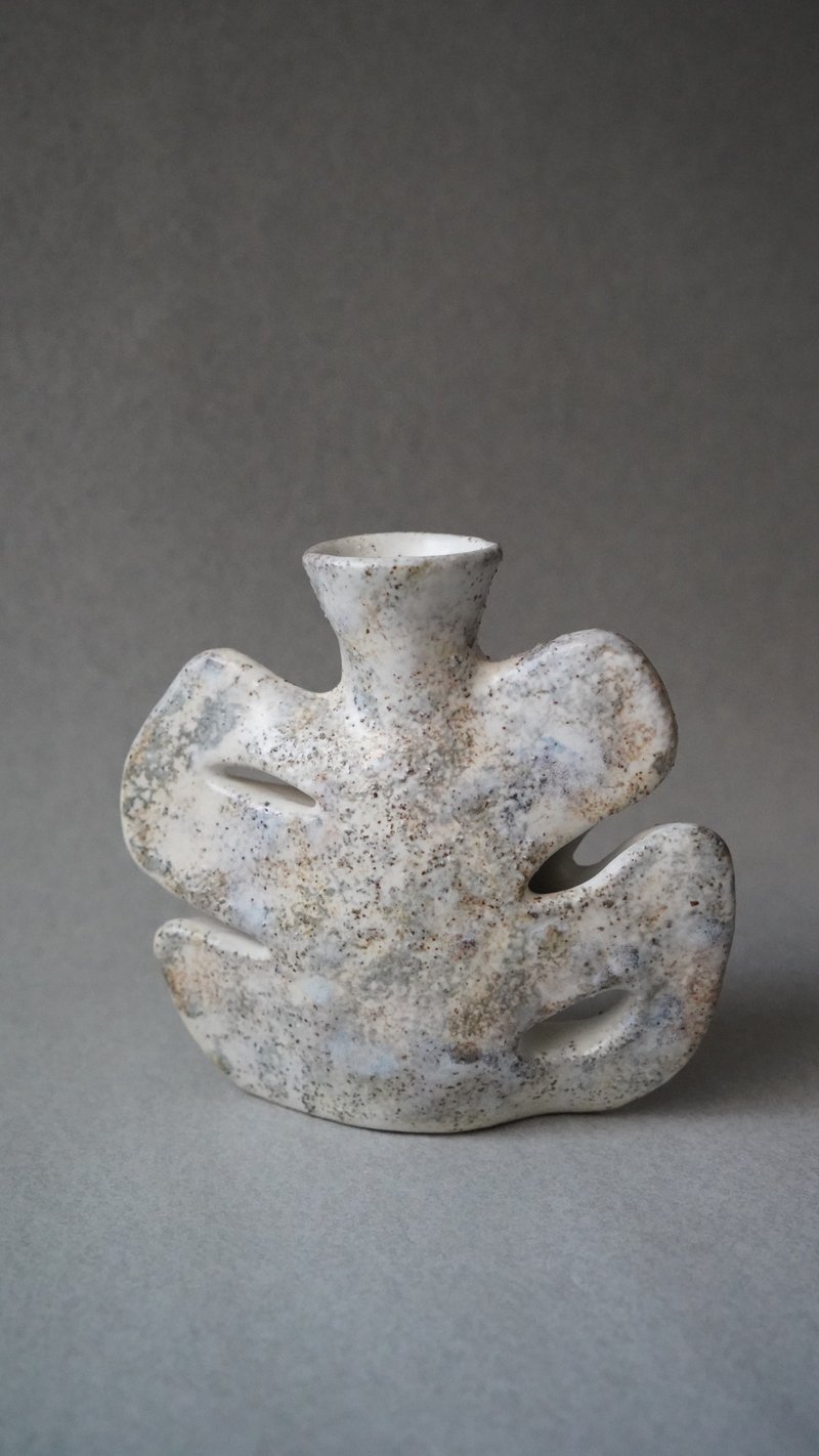 • 米粒出陶中 • 038 雪下的龟背芋 - 花瓶 - 花瓶/陶器 - 陶 多色