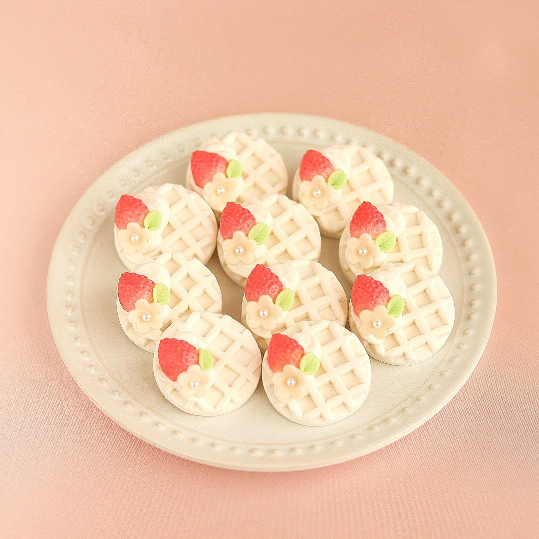 Pink strawberry waffle (brooch) - 胸针 - 粘土 白色