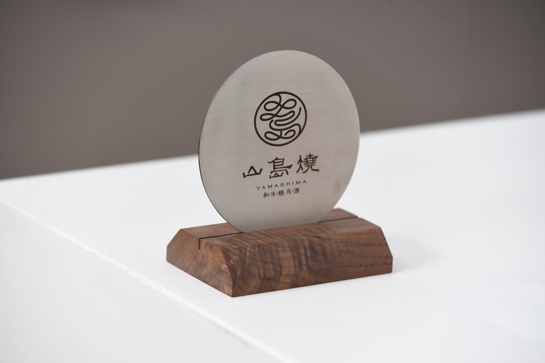 客製 立式圓形桌牌  桌卡 立牌 北美黑胡桃木+黃銅美物 - 摆饰 - 木头 