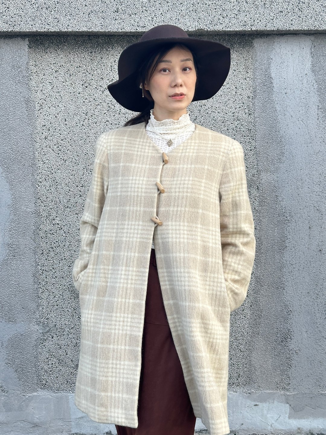米白格纹毛大衣 - 女装休闲/机能外套 - 其他材质 白色