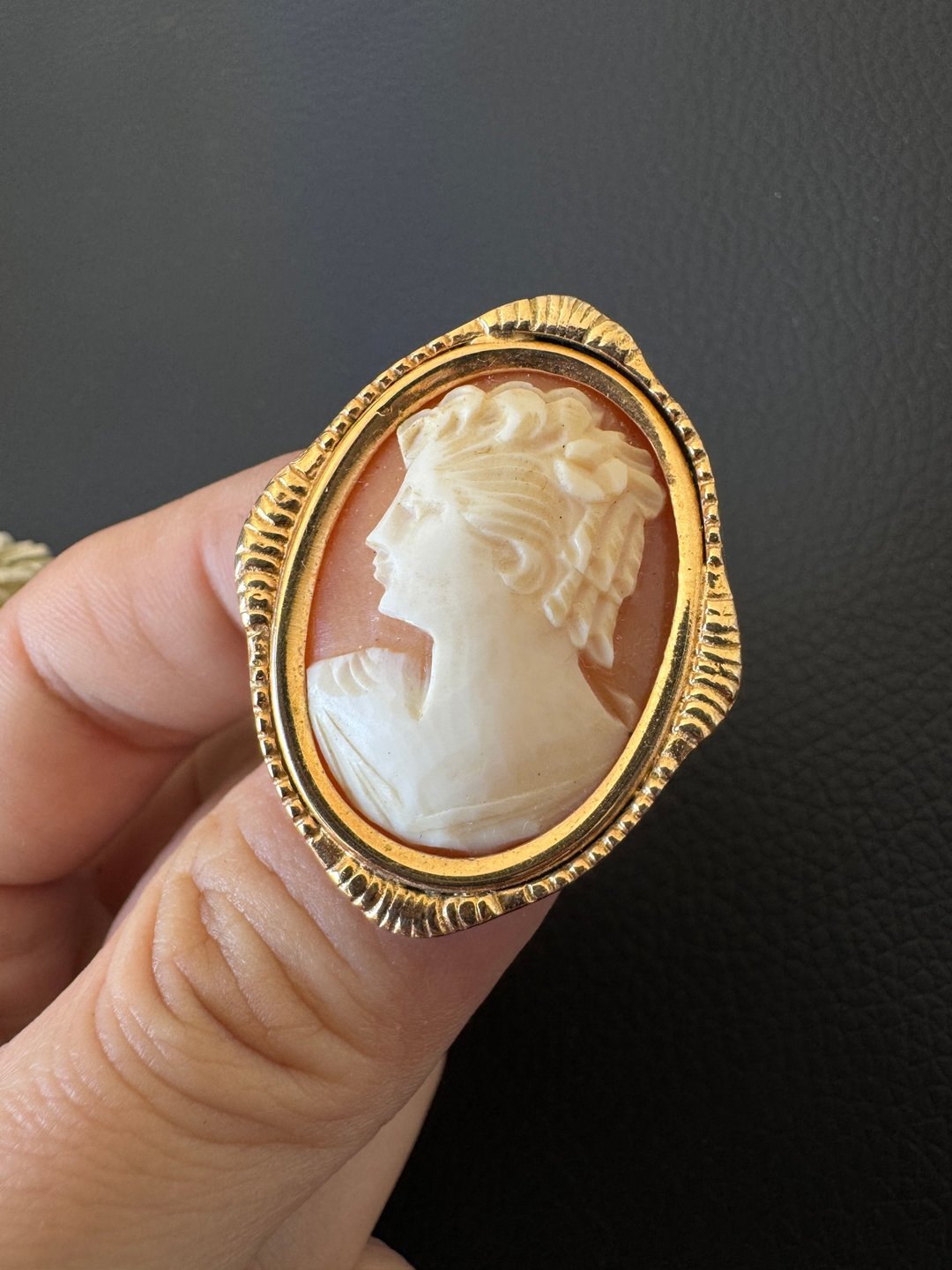 古董Vintage伦敦购入之金框贝雕珍珠贝仕女手工别针胸针 B1801 - 胸针 - 其他金属 金色