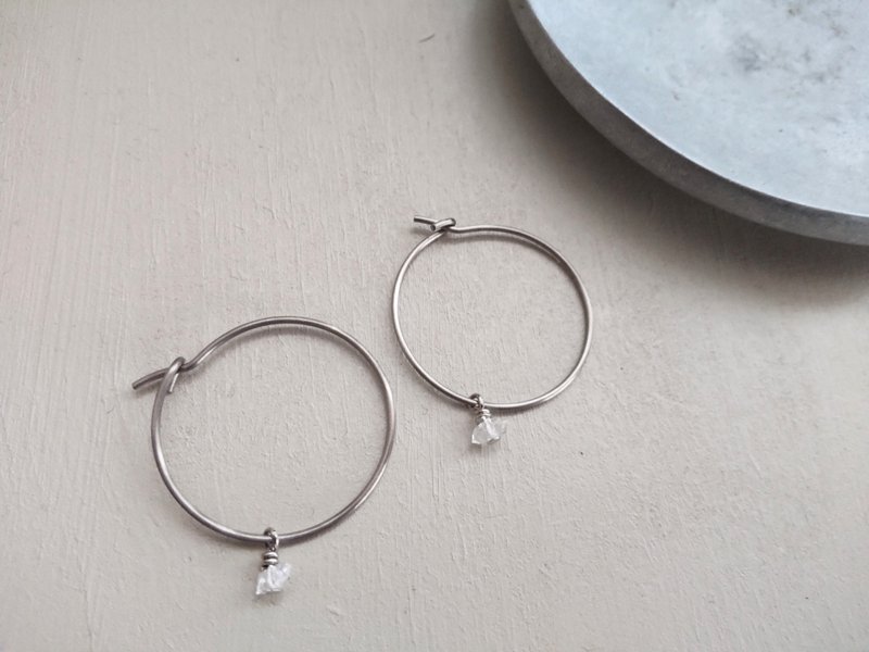 钛金属圆圈耳环 / 巴基斯坦产水晶 - 耳环/耳夹 - 水晶 透明