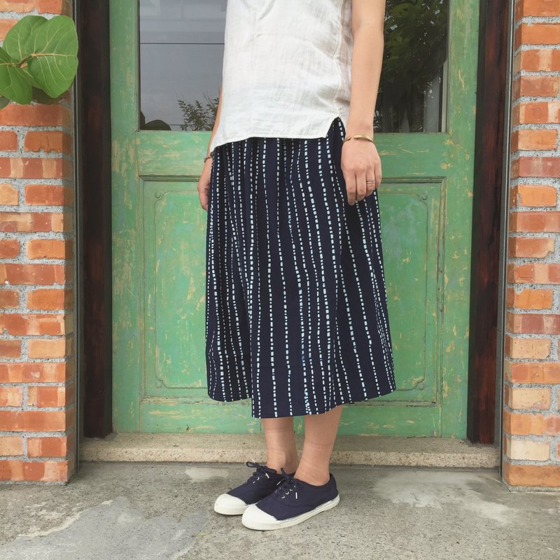 手作服  天然植物染 indigo 蓝染挺布纯棉圆裙 - 裙子 - 棉．麻 蓝色