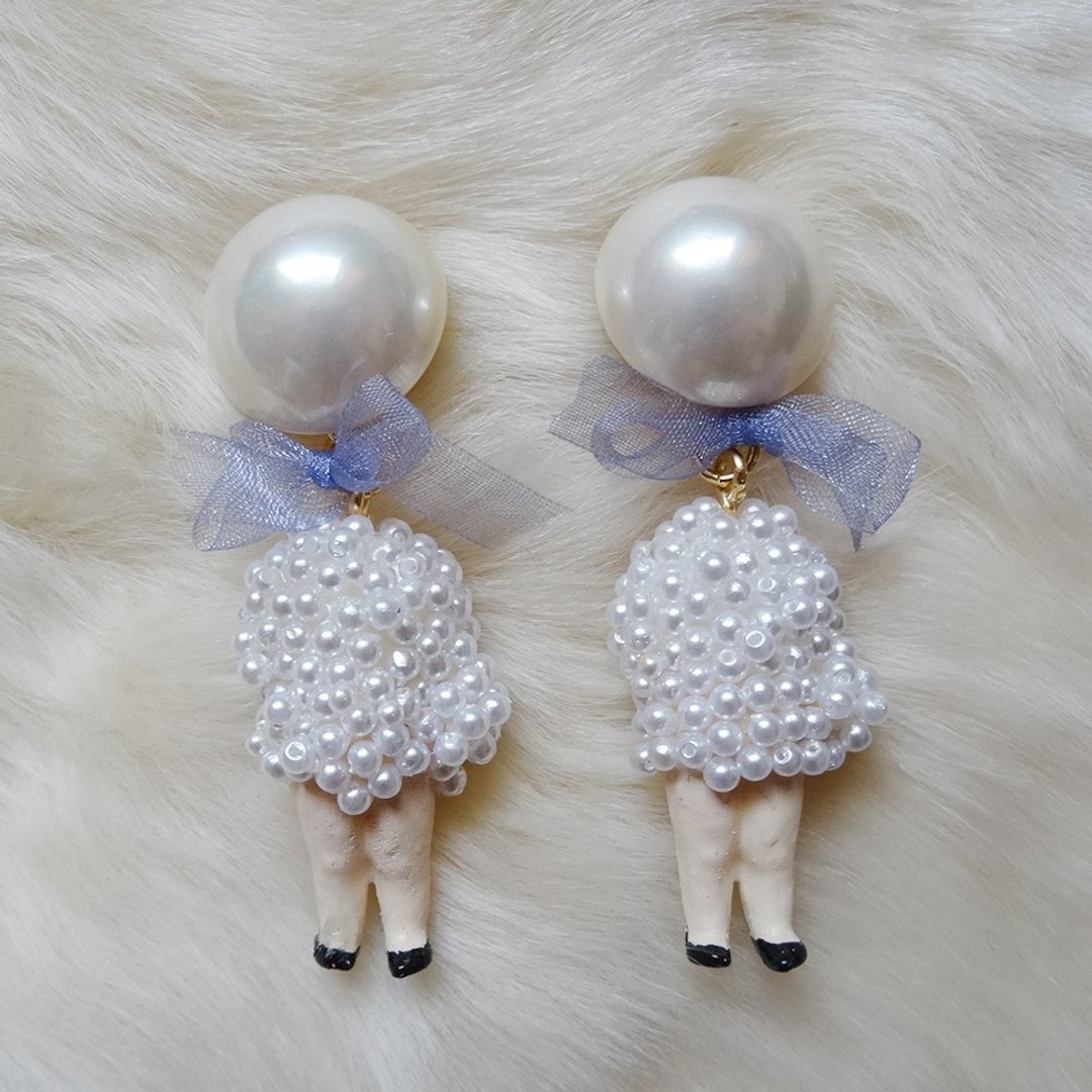 Sedmikrasky Pearl Doll Earrings Clip-On / Black - 耳环/耳夹 - 塑料 白色