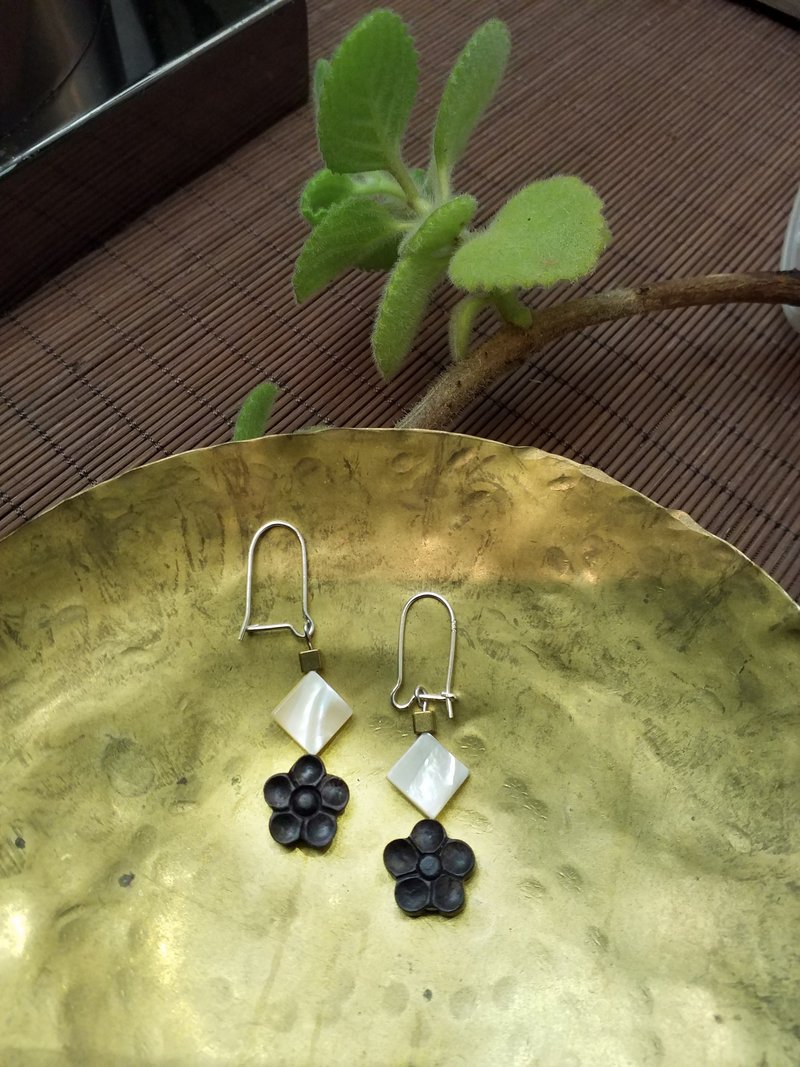 *扩香糸列*黑檀木梅花木刻925纯银镀白金耳环 自选香味 连礼盒 - 耳环/耳夹 - 木头 黑色