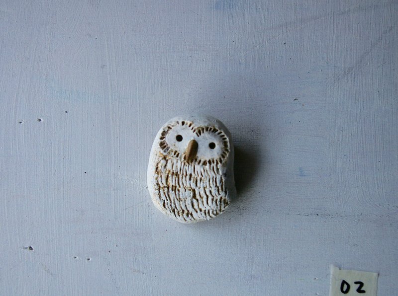 white owl broach 首をかしげる白フクロウブローチ - 胸针 - 陶 白色