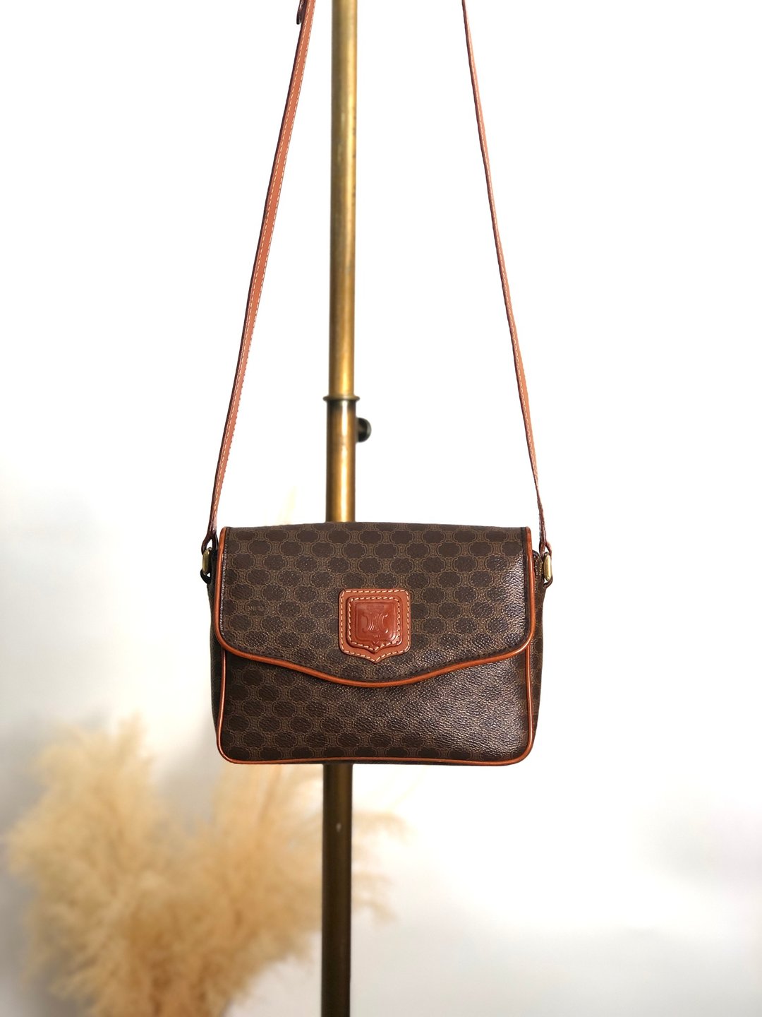【日本直送 名牌二手包】CELINE 经典马车LOGO 肩背包 棕色 压印Blazon logo vintage 古董 8jtbge - 侧背包/斜挎包 - 防水材质 咖啡色