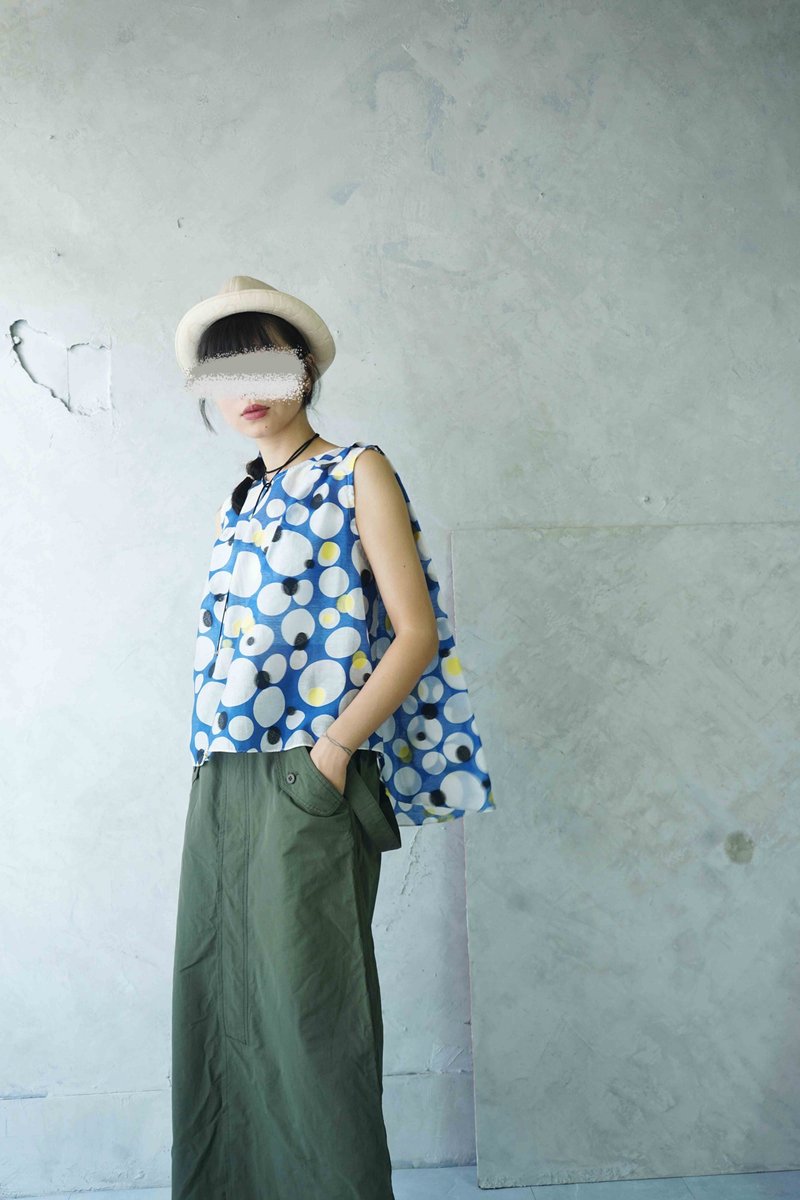 设计手作-小飞侠披风立体剪裁压折无袖背心-天空蓝泡泡圆点织纹 - 女装背心 - 聚酯纤维 蓝色