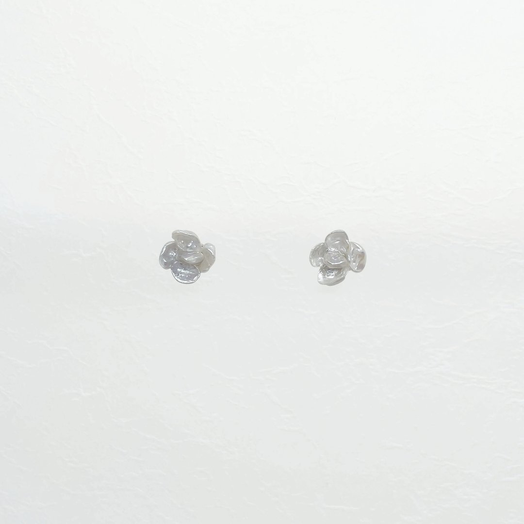 四片花瓣淡水珍珠耳环 - 耳环/耳夹 - 珍珠 金色