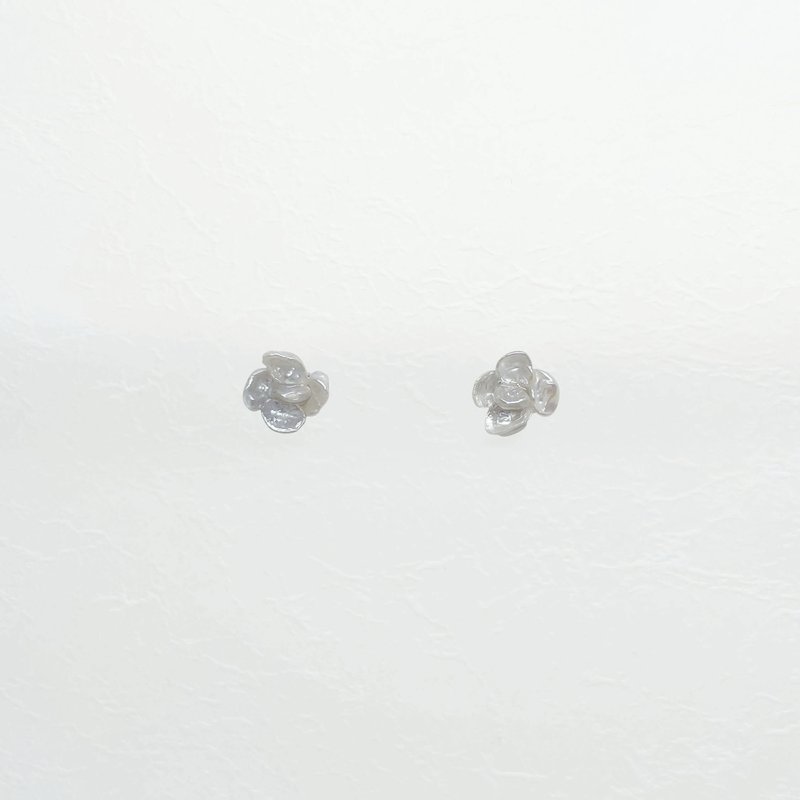 四片花瓣淡水珍珠耳环 - 耳环/耳夹 - 珍珠 金色