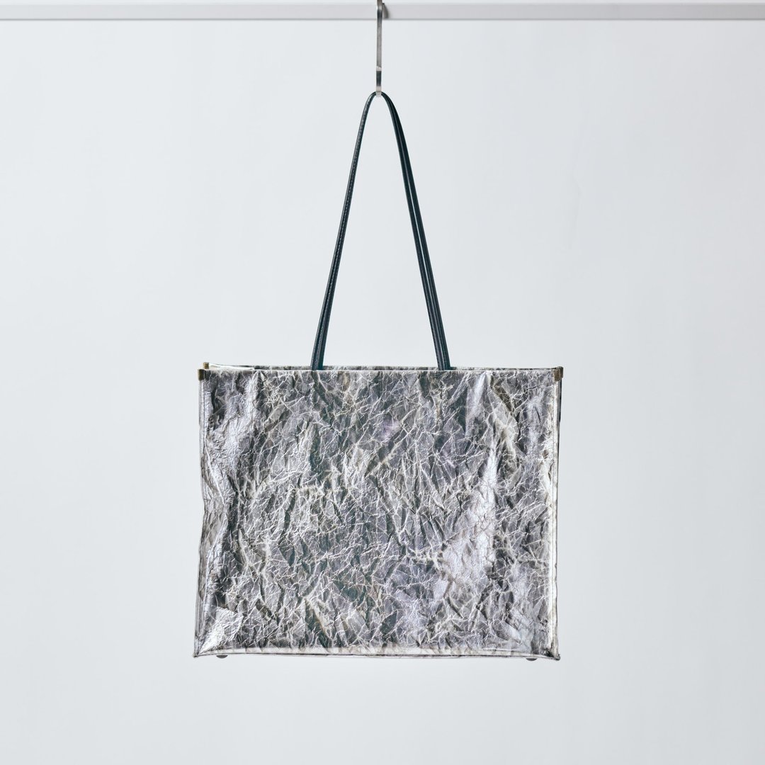 【揉银箔 shopper bag 横 】托特包/纸袋//皮革提把/简约/底部有鋲可自立/ 传统工艺/和服/腰带 - 手提包/手提袋 - 棉 银色