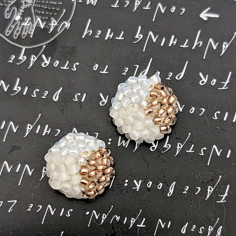 钩针 串珠 编织  刺绣  耳环 - 耳环/耳夹 - 其他材质 白色