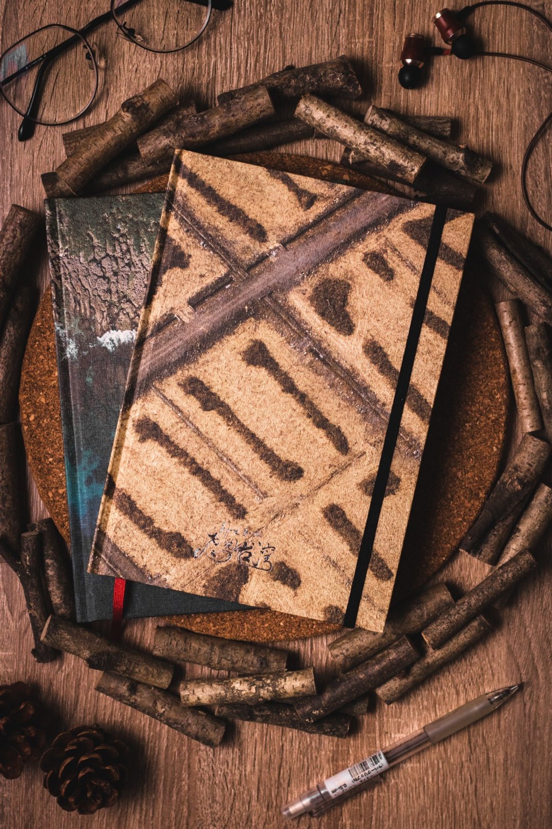 看见 齐柏林基金会 精装笔记本 大地密码  文创商品 - 笔记本/手帐 - 纸 多色