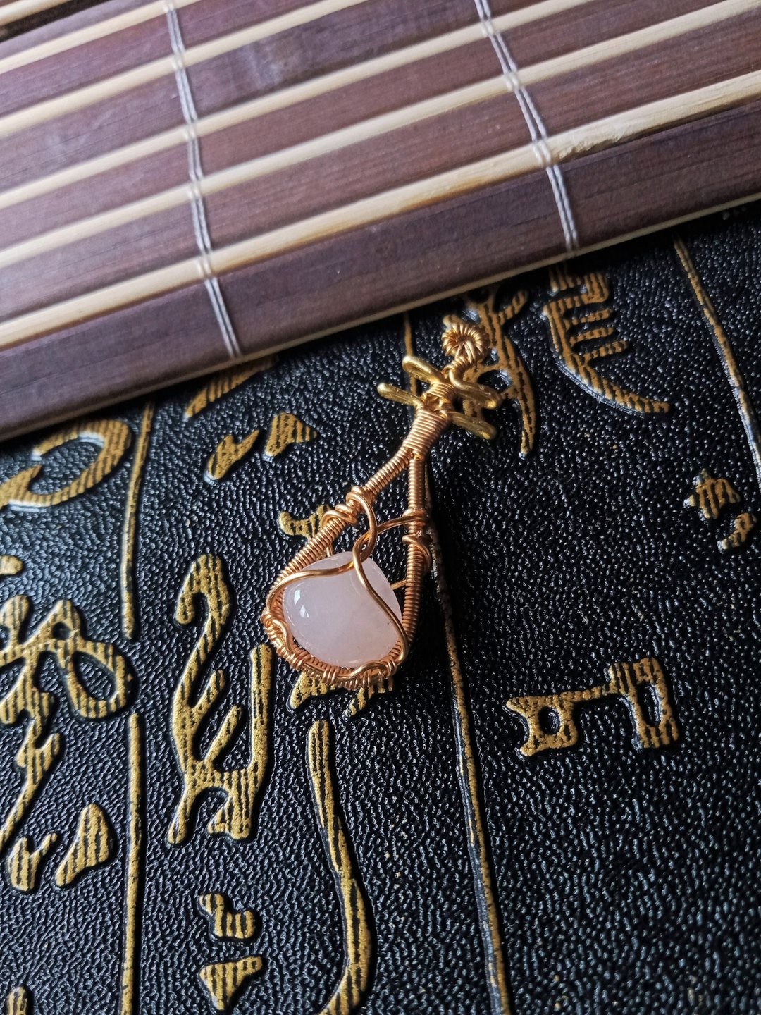 佚名山河。项链。粉水晶。琵琶。金属编织 - 项链 - 宝石 金色