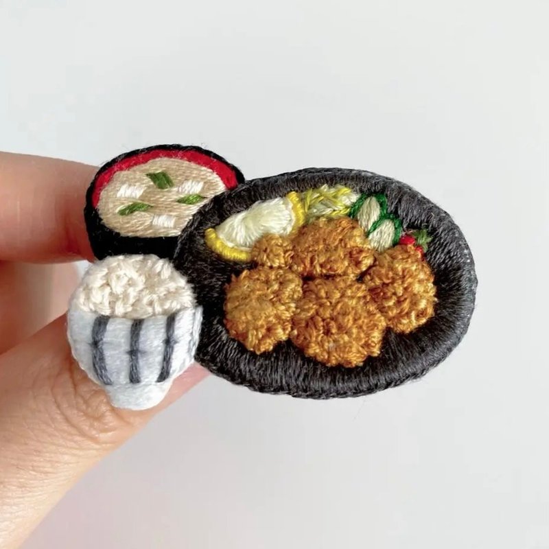 刺绣胸针 炸鸡定食 - 胸针 - 绣线 咖啡色