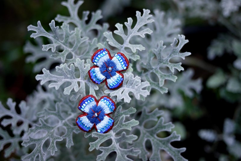 【花室培养手工刺绣】刺绣耳环 - 耳环/耳夹 - 绣线 蓝色