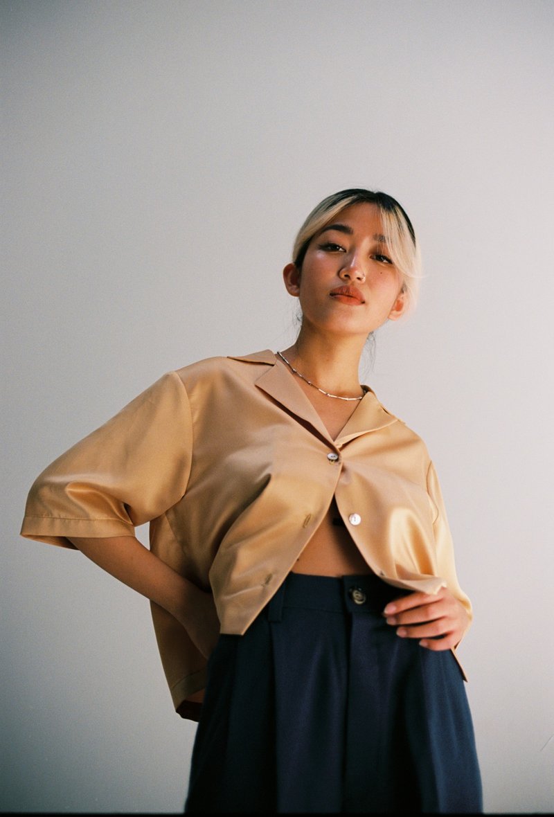 Silk short sleeve button shirt in Golden Yellow - 女装衬衫 - 丝．绢 金色