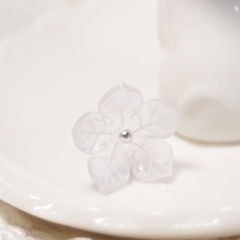 Fox Garden 手作花语系列:白色桔梗花耳环/耳夹  圣诞/交换礼物 - 耳环/耳夹 - 塑料 白色